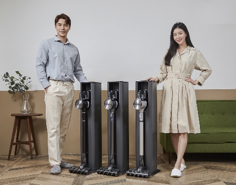 LG전자는 이달 말 신개념 거치대인 올인원타워를 갖춘 코드제로 A9S 씽큐 신제품을 출시한다. 모델들이 신제품을 소개하고 있다. 왼쪽부터 블랙, 아이언그레이, 환타지실버 색상의 제품. 사진=LG전자