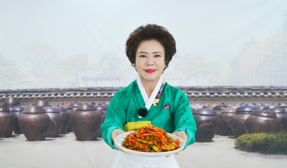 한성 오이부추김치를 선보이고 있는 김순자 대표. (사진=한성식품)