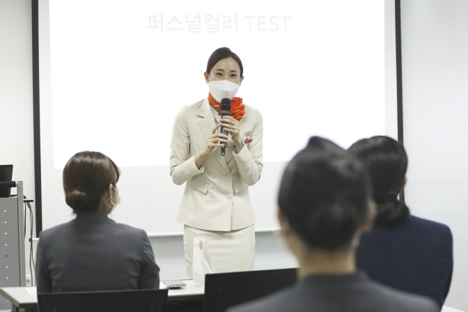 AK플라자 제주항공 승무원 초빙해 서비스 교육 진행