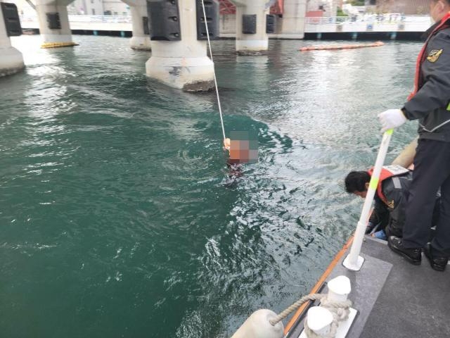 해경이 익수자를 구조하고 있다.(사진제공=부산해양경찰서)