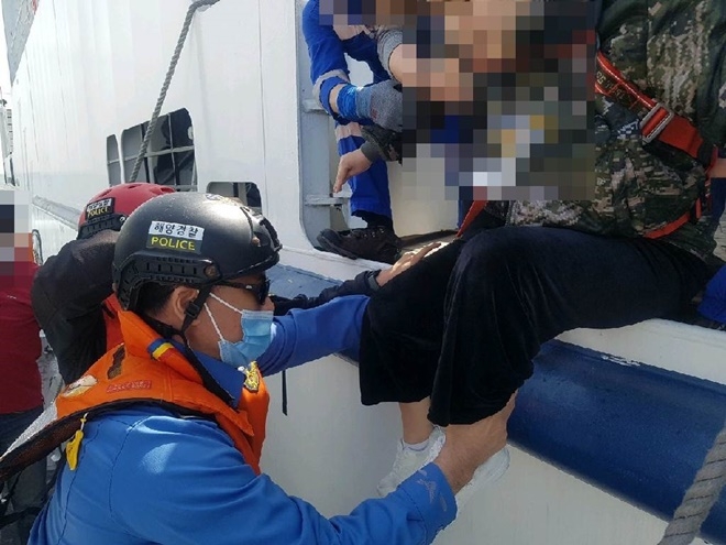 해양경찰이 응급환자를 이송하고 있다.(사진제공=부산해양경찰서)