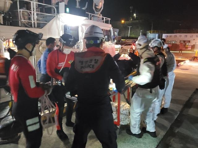 해경이 응급환자를 이송하고 있다.(사진제공=울산해양경찰서)