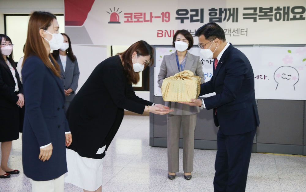BNK경남은행 최홍영 은행장, ‘고객센터’ 방문