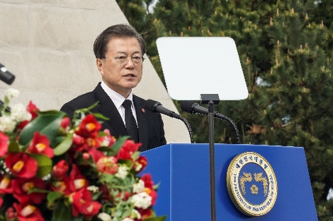 문재인 대통령이 지난해 4월 3일 제주 4·3 평화공원에서 열린 '제72주년 제주 4·3 희생자 추념식'에서 추념사를 하고 있다. 사진-연합뉴스