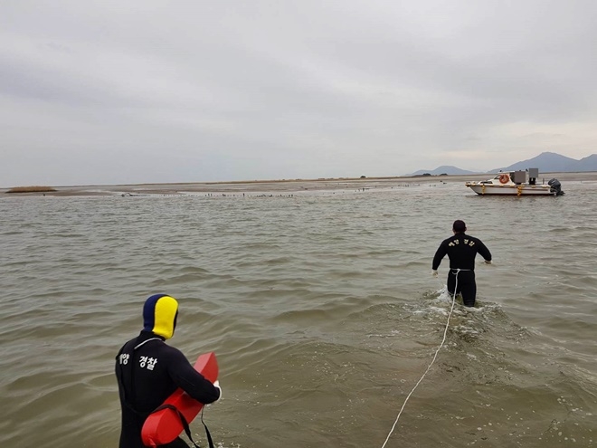 출동한 해경이 예인색 이용해 구조하고 있다.(사진제공=부산해양경찰서)