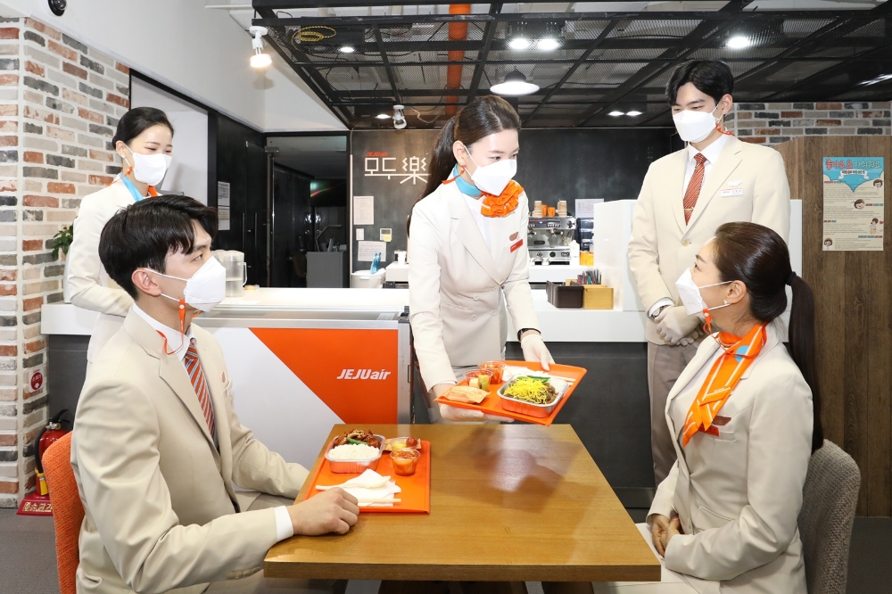 제주항공 ‘기내식 카페’를 준비하기 위해 승무원들이 제주항공의 자회사형 장애인표준사업장인 모두락 카페에서 기내식 홀 서빙 등 사전교육을 받고 있다.(사진=제주항공)