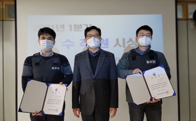 우수보호관찰관 선정 표창하고 기념촬영.(사진제공=군산보호관찰소)