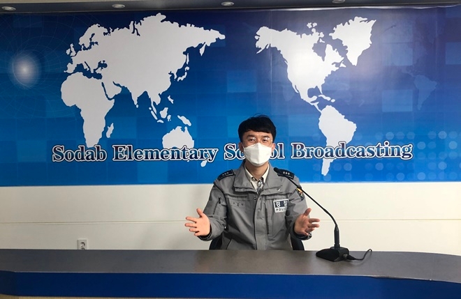 소답초등학교 방송실에서 교통안전교육을 하고 있다.(사진제공=창원서부경찰서)