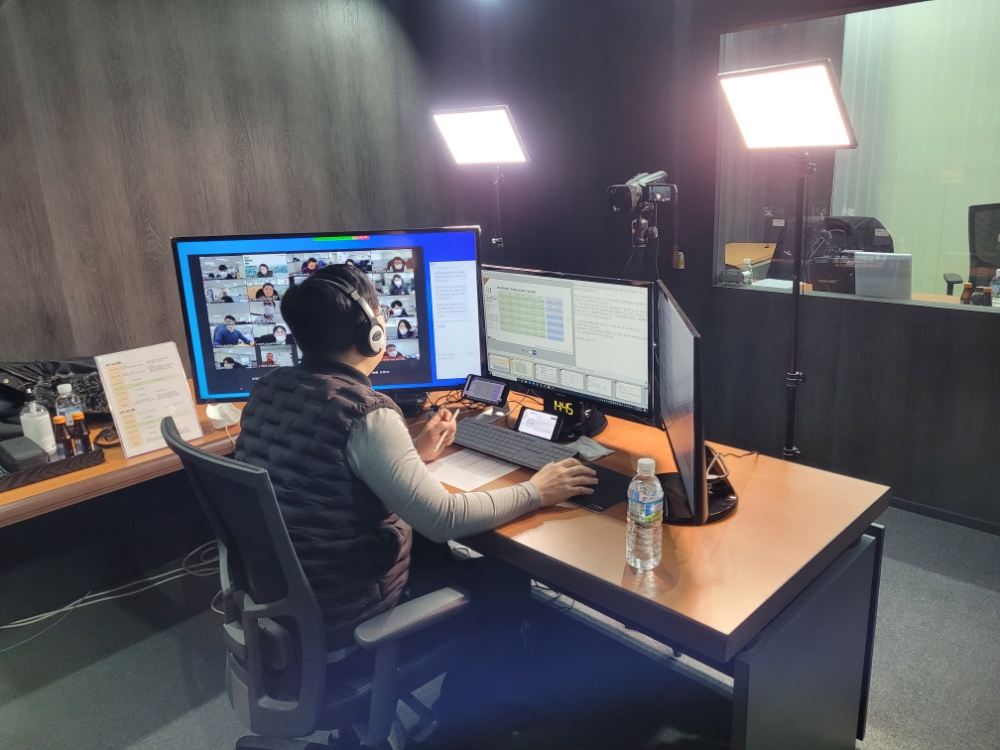 지난해 신설된 스튜디오에서 강의 중인 인천산곡2-2구역재개발아파트 관리팀 홍태호 과장의 모습.(사진=쌍용건설)