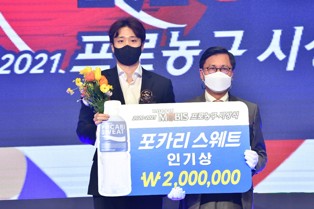 동아오츠카, 원주 DB 허웅 선수 ‘포카리스웨트 인기상’ 시상