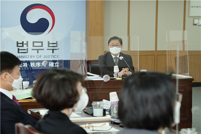 박범계 법무부장관이 여성아동범죄조사부장들의 의견을 경청하고 있다.(사진제공=법무부)