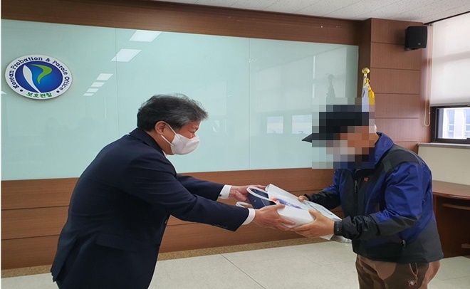 불우전자감독대상자에게 원호금을 전달하고 있다.(사진제공=창원준법지원센터)