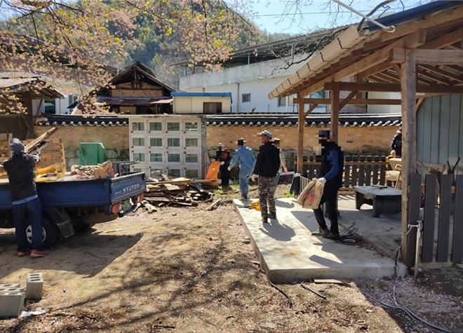  사회봉사명령 대상자들이 4월 14일 김천 옛날 솜씨마을에서 ‘함께 사는 살기 좋은 마을 가꾸기’ 봉사활동을 벌이고 있다. (사진제공=구미준법지원센터)