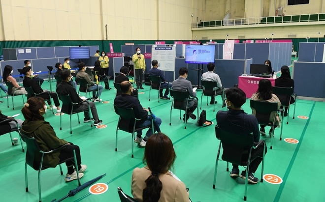 4월 12일 기장체육관 보조경기장에 설치된 코로나19 백신접종센터에서 실시된 백신접종 모의훈련./ 백신접종센터는 오는 5월 3일부터 만 75세 이상 어르신을 대상으로 화이자 백신 접종을 본격적으로 시작할 예정이다. 의사, 간호사, 행정인력 등 50여명이 배치돼 1일 최대 800여명의 어르신을 접종하게 된다.(사진제공=부산 기장군)