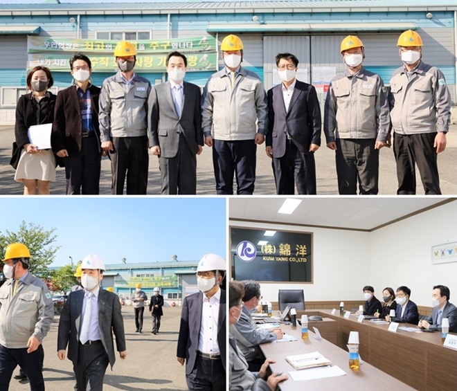 김재일 부산본부세관장(위 사진왼쪽 네번째)이 금양을 방문해 기념촬영./금양 임직원들가 간담회/세관장이 현장을 둘러보고 있다.(사진제공=부산본부세관)