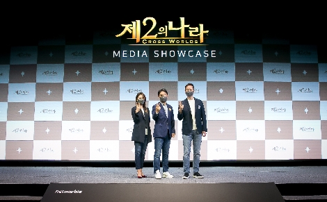 넷마블 제2의나라 미디어 쇼케이스에서 왼쪽부터 넷마블 조신화 사업본부장, 넷마블 권영식 대표, 넷마블네오 박범진 개발총괄이 포즈를 취하고 있다. 사진=넷마블