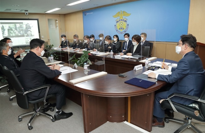 박범계 법무부 장관이 기관장들과 토의를 하고 있다.(사진제공=법무부)