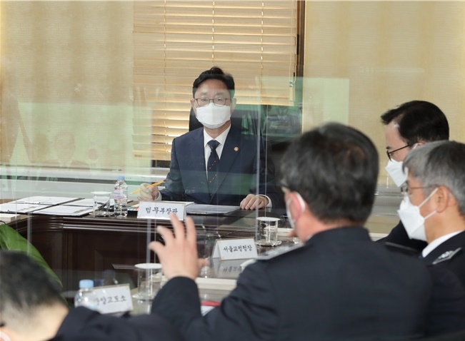 박범계 법무부 장관이 기관장들의 의견을 청취하고 있다.(사진제공=법무부)