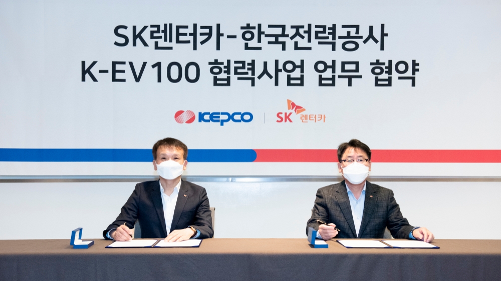 (좌측부터)황일문 SK렌터카 대표이사, 이종환 한국전력 사업총괄부사장.(사진=SK렌터카)