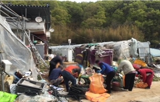 사회봉사대상자들이 장애인 농가 대청소를 하고 있다. (사진제공=거창준법지원센터)