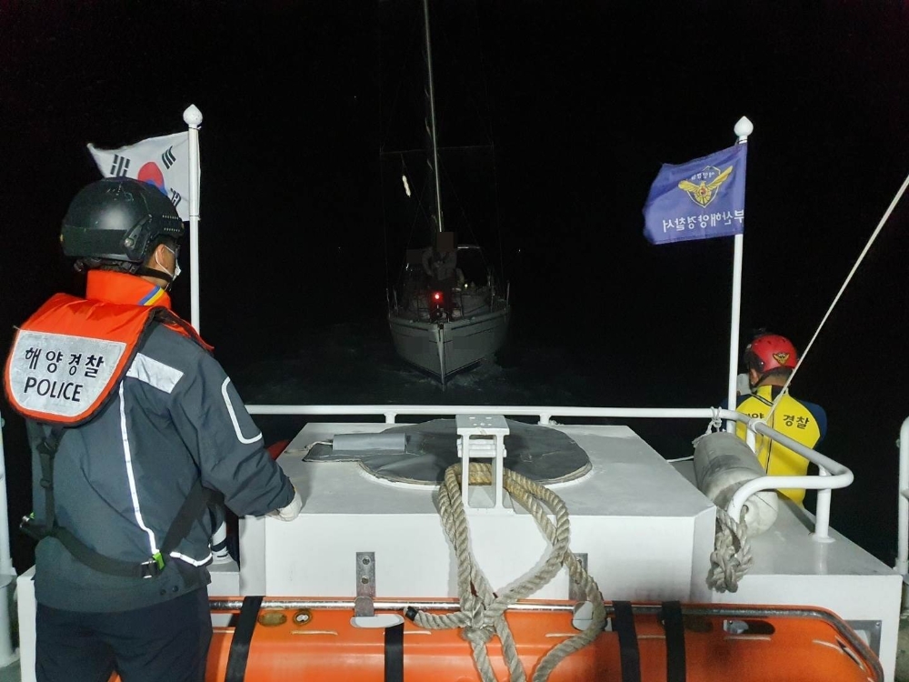 출동한 해경이 세일링 요트를 예인하고 있다.(사진제공=부산해양경찰서)