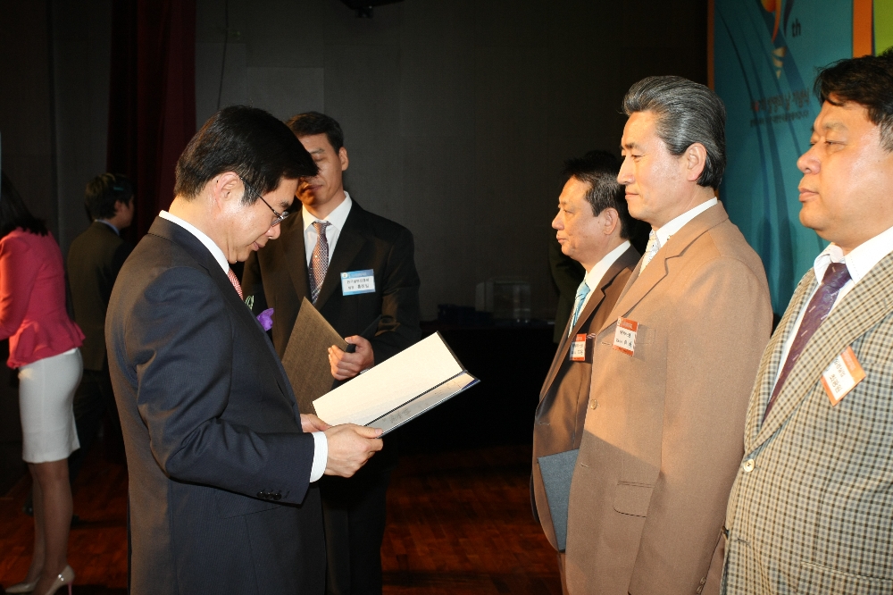 한국발명진흥회 시상식에서  (주)두배시스템 이배 대표가 상을 받고 있다. (사진=두배시스템)
