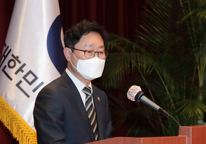  박범계 법무부 장관이「대한민국 우수인재 국적증서 수여식」에서 축하인사를 하고 있다.(사진=법무부)