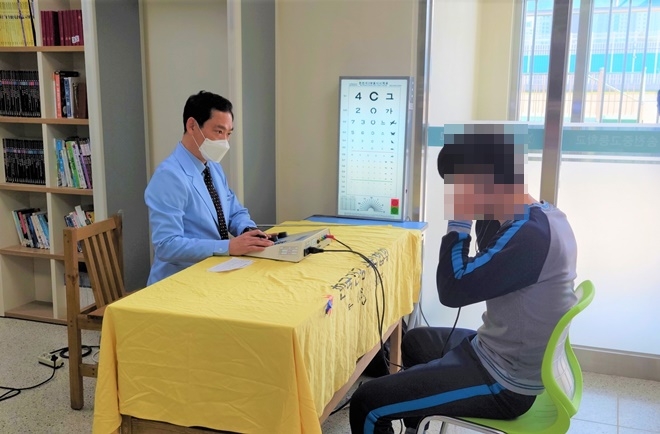 시력과 청력 검진을 하고 있다.(사진제공=전주소년원)