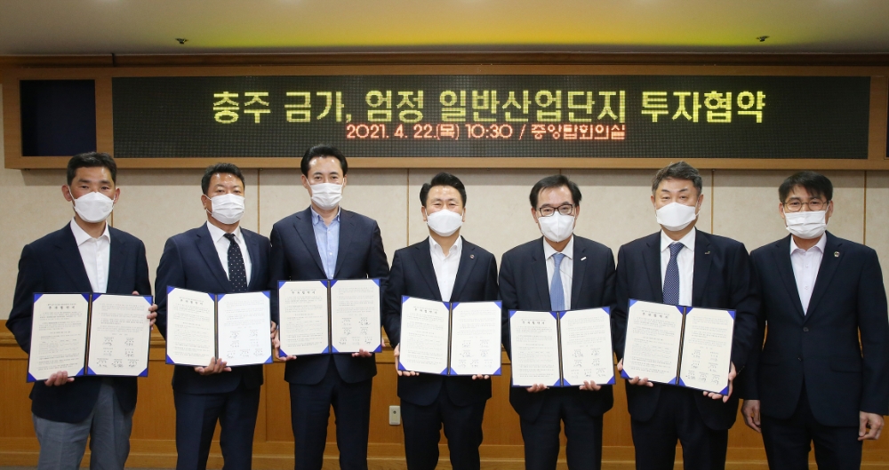 (왼쪽부터) 김성민 ㈜산하디앤씨 대표이사, 신남호 대양종합건설㈜ 사장, 문인곤 ㈜삼원산업개발 전무, 박중근 부시장, 김진원 호반산업 사장, 임정규 교보증권㈜ 부사장, 이상록 신성장전략국장이 기념촬영을 하는 모습.(사진=호반건설)