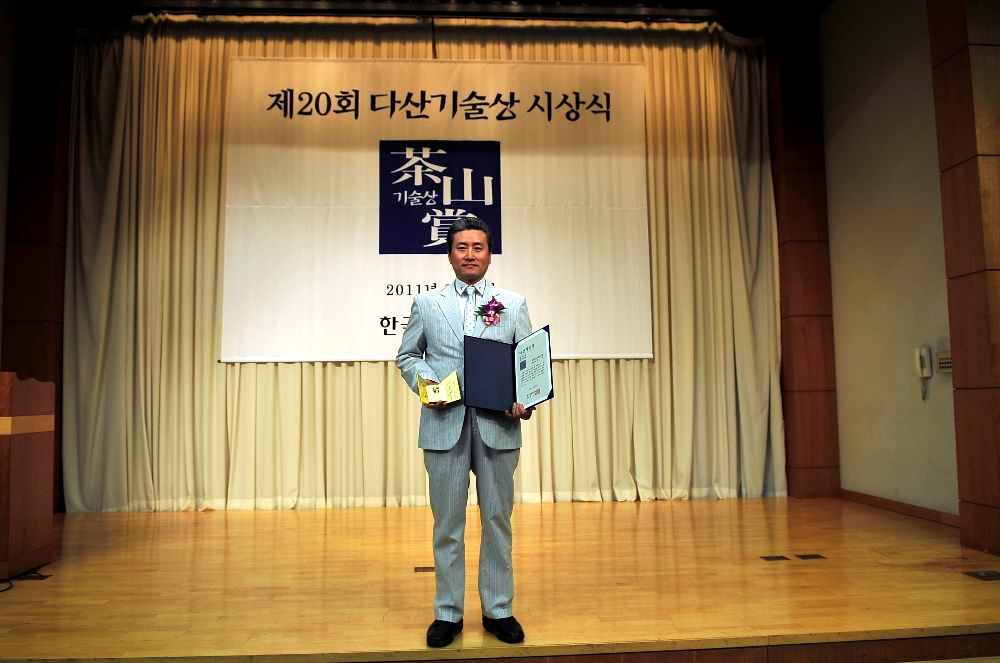 제 20회 다산 기술상에서 상을 받고 있는 (주)두배시스템 이배 대표이사. (사진=두배시스템)