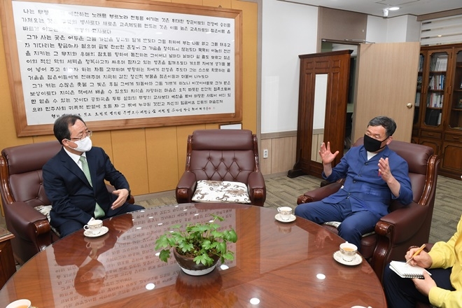 기장군 오규석 기장군수 등은 4월 26일 부산광역시교육청을 방문해 김석준 부산광역시 교육감(사진왼쪽)과 면담을 진행해 일광신도시 내 고등학교의 조속한 개교를 요청하고 있다.(사진제공=부산 기장군)