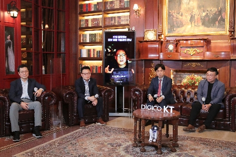 데니스 홍(뒤편 화면) 교수의 발언을 LG전자 장재원 위원, KT AI 로봇사업단 이상호 단장, 현대로보틱스 윤대규 상무, 상화 이은규(왼쪽부터) 부사장이 지켜보고 있다. 사진=KT