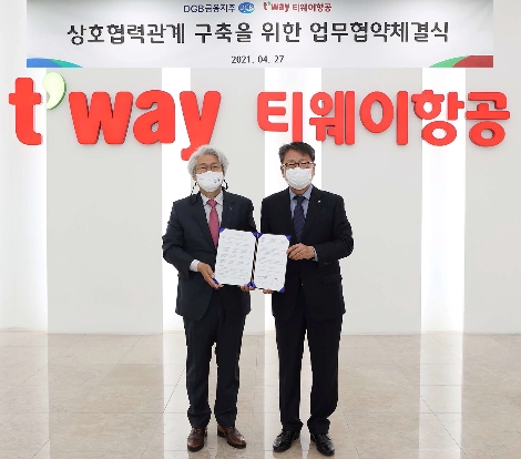 김태오 DGB금융그룹 회장(사진 왼쪽)이 27일 서울 티웨이항공 본사에서 정홍근 티웨이항공 대표이사(오른쪽)와 상호협력관계 구축을 위한 업무협약을 체결한 뒤 기념촬영을 하고 있다. 사진=DGB금융그룹