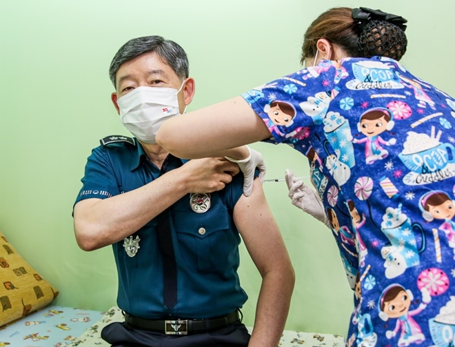 이문수 경남경찰청장이 백신을 접종하고 있다. (사진제공=경남경찰청)