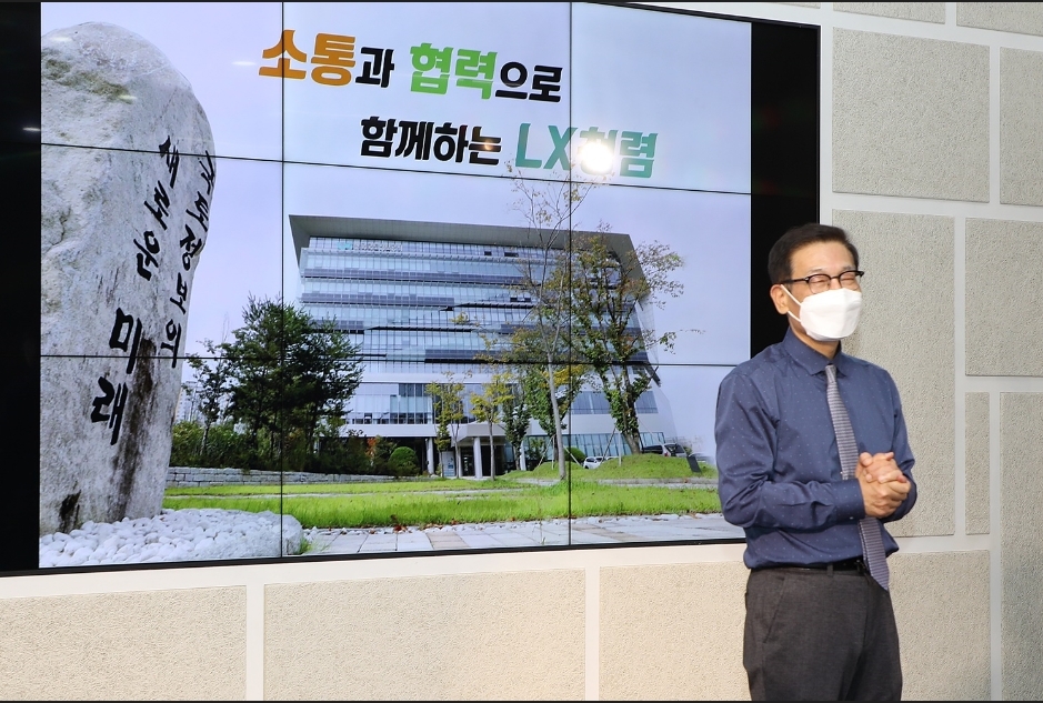 LX한국국토정보공사 성기청 상임감사가 인천지역본부에서 ‘소통과 협력으로 함께하는 LX청렴’이라는 주제로 강연하고 있다.(사진=한국국토정보공사)