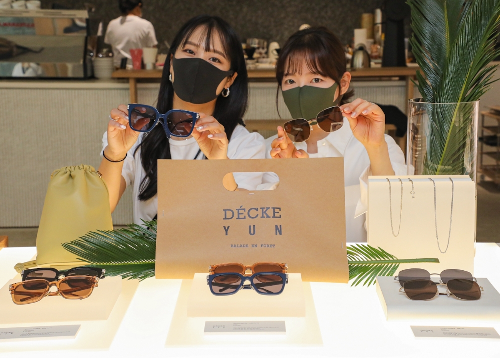 한섬, '덱케 X 윤(YUN)' 아이웨어 콜라보 팝업스토어 진행