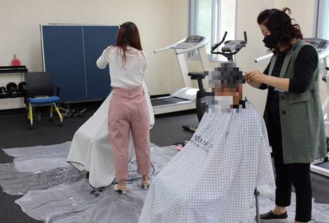 여성위원회 조우남 위원 등이 법무보호대상자의 머리를 손질하고 있다. (사진제공=한국법무보호복지공단경남지부)