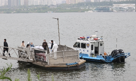 30일 오후 서울 반포한강공원 인근 한강에서 구조대원들이 실종 엿새 만에 숨진 채 발견된 대학생의 시신을 수습하고 있다. 사진=연합뉴스