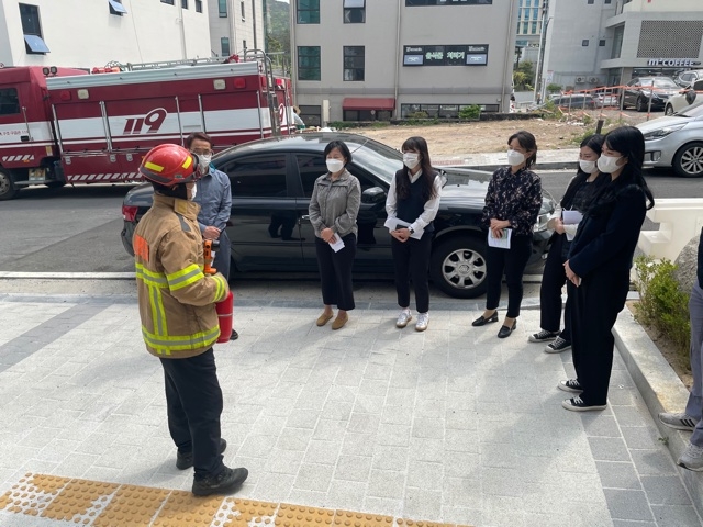소방관이 3일 한국농어촌공사 울산지사에서 직원들을 대상으로 교육을 하고 있다.(사진제공=온산소방서)