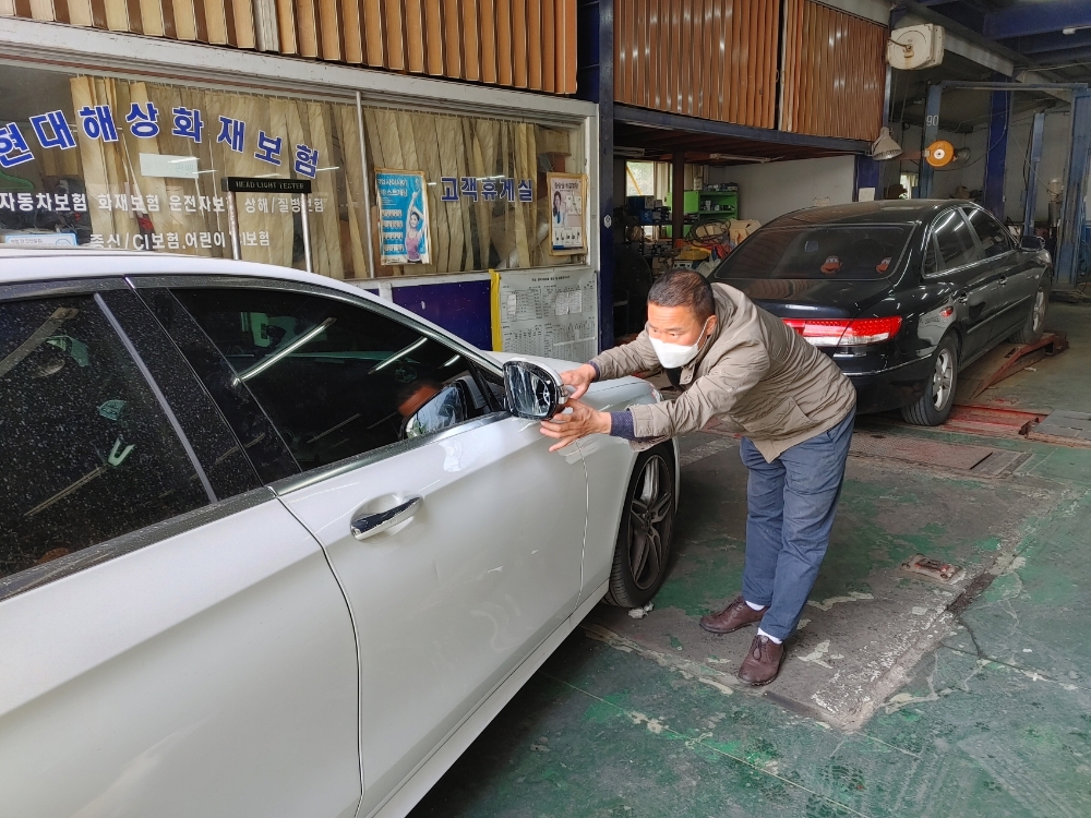 케이투모터스 박영훈 대표가 차량의 상태를 확인하고 있다.(사진=케이투모터스)