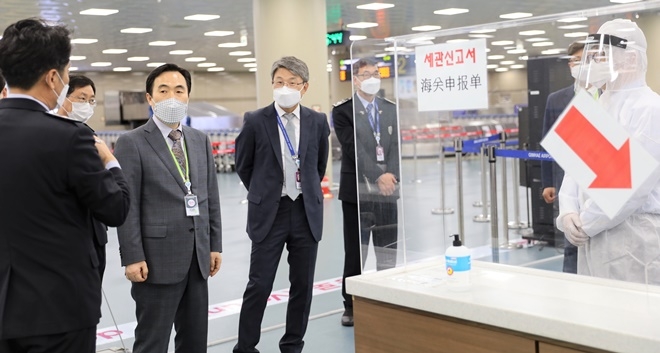 김재일 부산본부세관장(왼쪽 두번째)이 4일 김해국제공항 입국장 현장을 점검하고 있다.(사진제공=부산본부세관)