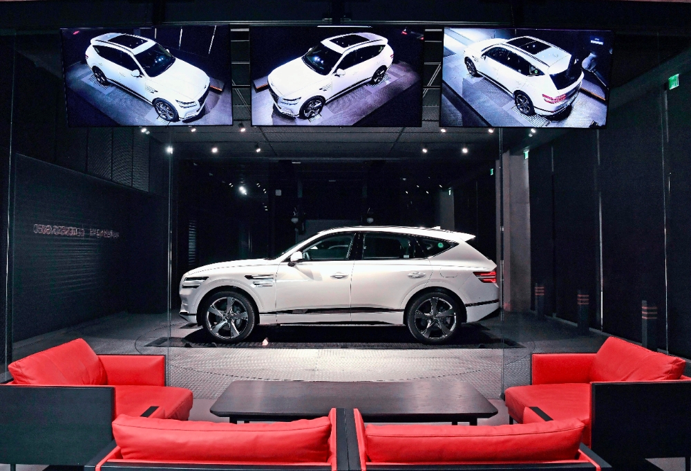 제네시스 수지 전시관 차량 인도 세리머니 연출 모습.(사진=제네시스)