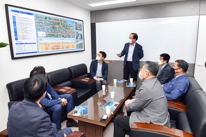 기장군수와 기장군 관계자들은 5월 6일 여의도와 신월IC 지하에 건설된 ’신월여의지하도로‘ 운영주체인 ’서울터널주식회사‘를 방문해 지하도로 민간자본유치 등 추진 및 건설 경위와 현황을 청취하고 있다.(사진제공=부산 기장군)