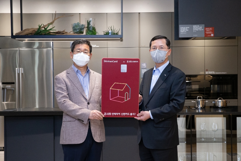 LG하우시스 강계웅 대표(사진 왼쪽)와 신한카드 임영진 대표가 참석한 가운데 열린 'Z:IN 인테리어 카드 출시 협약식' 모습.(사진=LG하우시스)