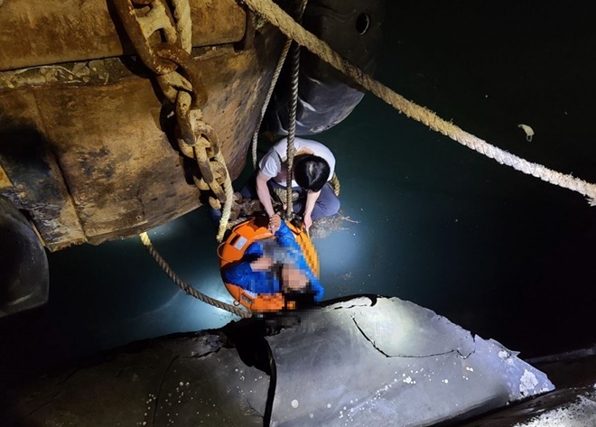 바다에 빠진 시민을 구조하고 있는 부산 영도경찰서 대교파출소 한순호 경위.(사진제공=부산경찰청)