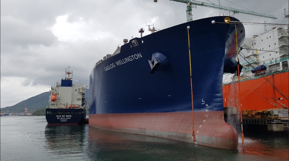 180,000㎥급 LNG 수송선(선주 그리스 GASLOG社)에 STS방식으로 LNG 벙커링 중인 한국엘엔지벙커링(주)의 제주 2호선.(사진=한국가스공사)