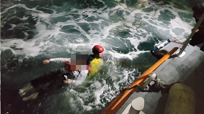 출동한 해경이 익수자를 구조하고 있다.(사진제공=부산해양경찰서)