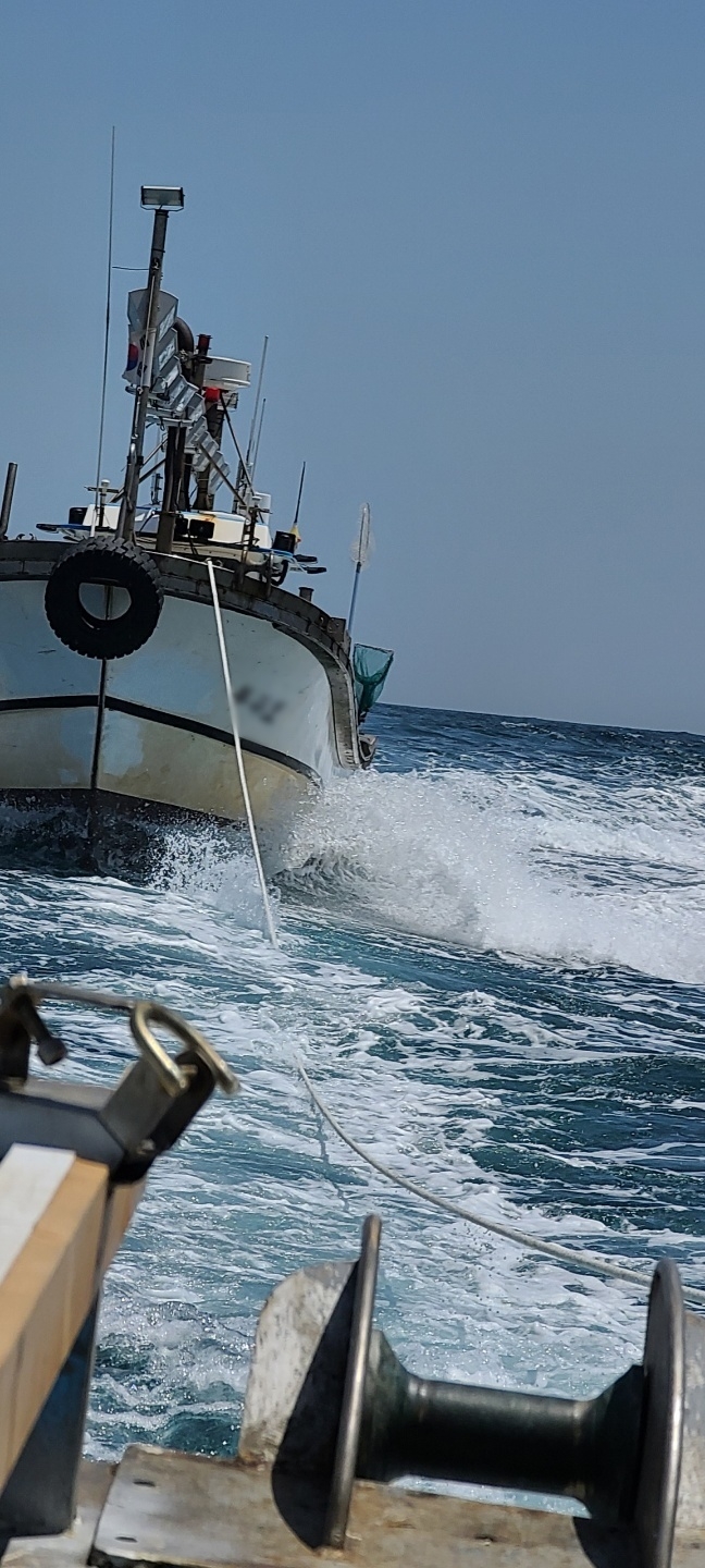 기관고장으로 예인중인 한국해양구조협회 부산지부 민간해양구조선.(사진제공=한국해양구조협회 부산지부)