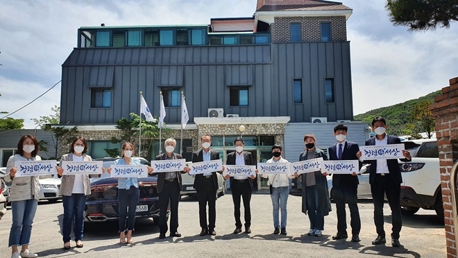 5월 11일 경기북부지부 기능별위원회 사무국장과 함께하는 청렴캠페인.(사진제공=한국법무보호복지공단경기북부지부)