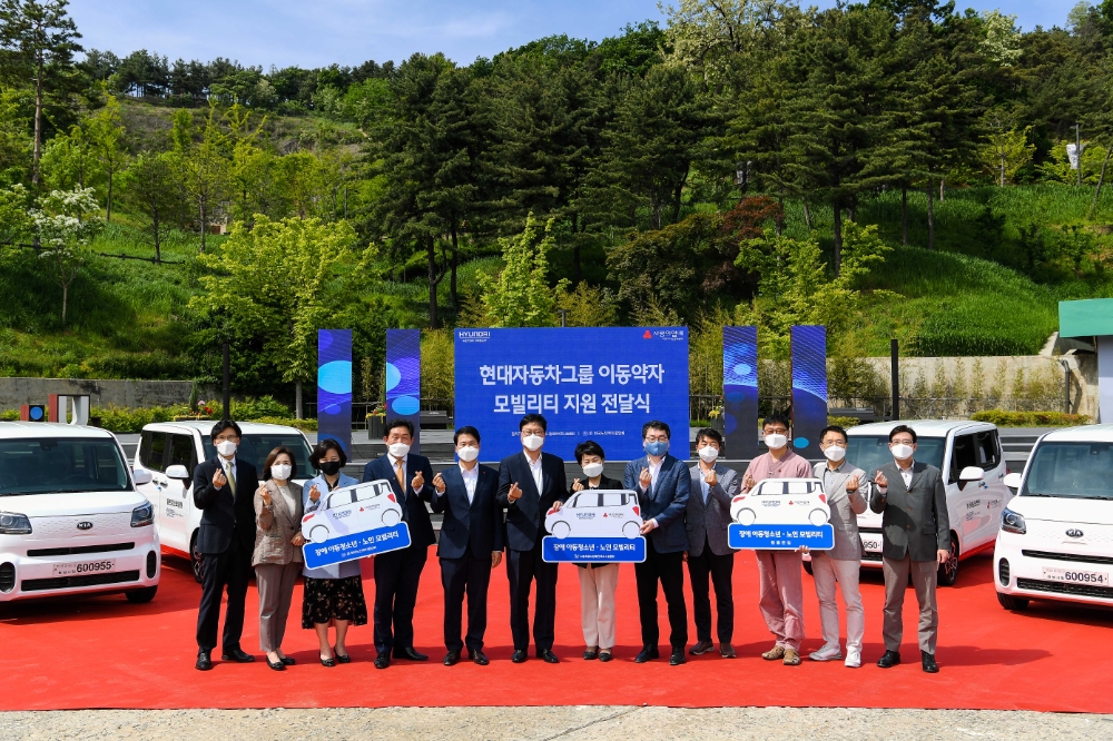 (왼쪽부터) 이지무브 오도영 대표이사, 영락애니아의집 조지영 원장, 주몽재활원 강향식 원장, 한국노인복지중앙회 권태엽 회장, 사회복지공동모금회 김상균 사무총장, 현대차그룹 이병훈 상무, 서울시 김선순 복지정책실장, 서울시장애인복지시설협회 허곤 회장, 은평재활원 하성도 원장, 참좋은집 박광준 원장, 홀트일산요양원 최종진 원장, 부천혜림요양원 이현웅 원장이 ‘이동약자 모빌리티 공헌사업’ 전달식에서 기념촬영을 하는 모습.(사진=현대차그룹)